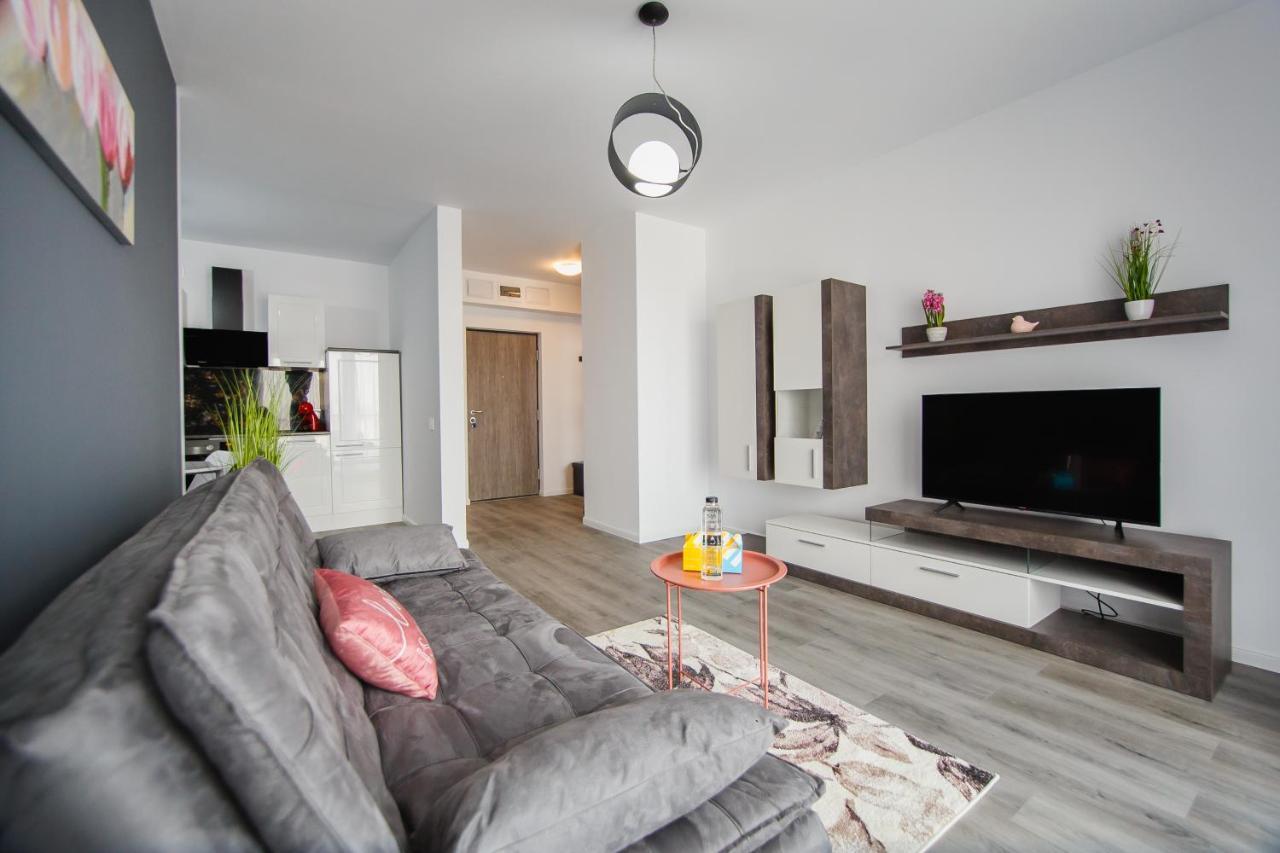 Trio Pink Apartment Oradea Bagian luar foto