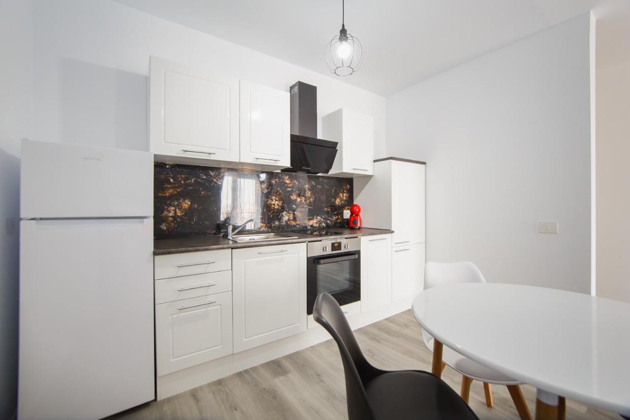Trio Pink Apartment Oradea Bagian luar foto