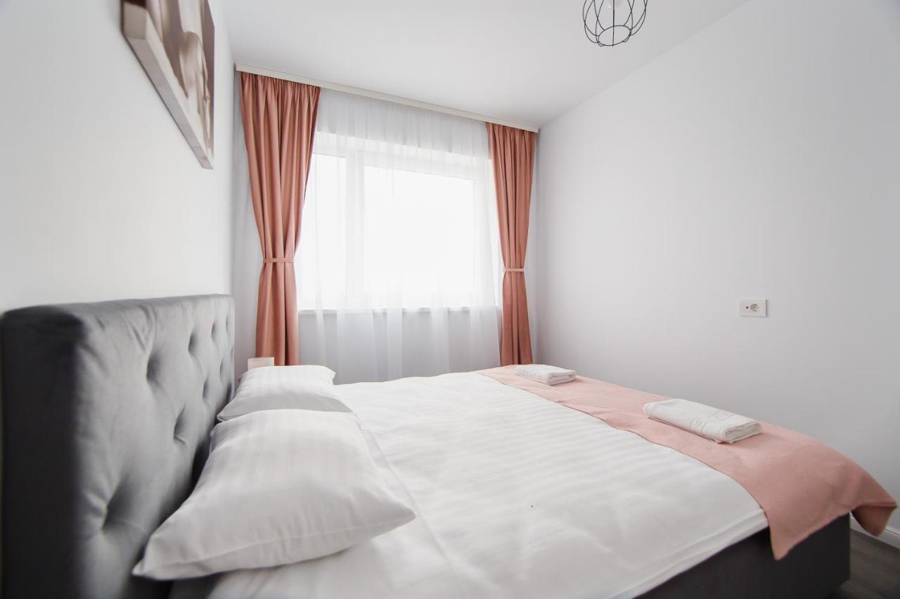 Trio Pink Apartment Oradea Bagian luar foto